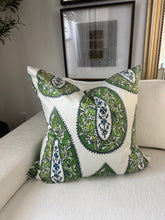 Load image into Gallery viewer, Paisley Motif-Kelly Green