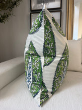 Load image into Gallery viewer, Paisley Motif-Kelly Green